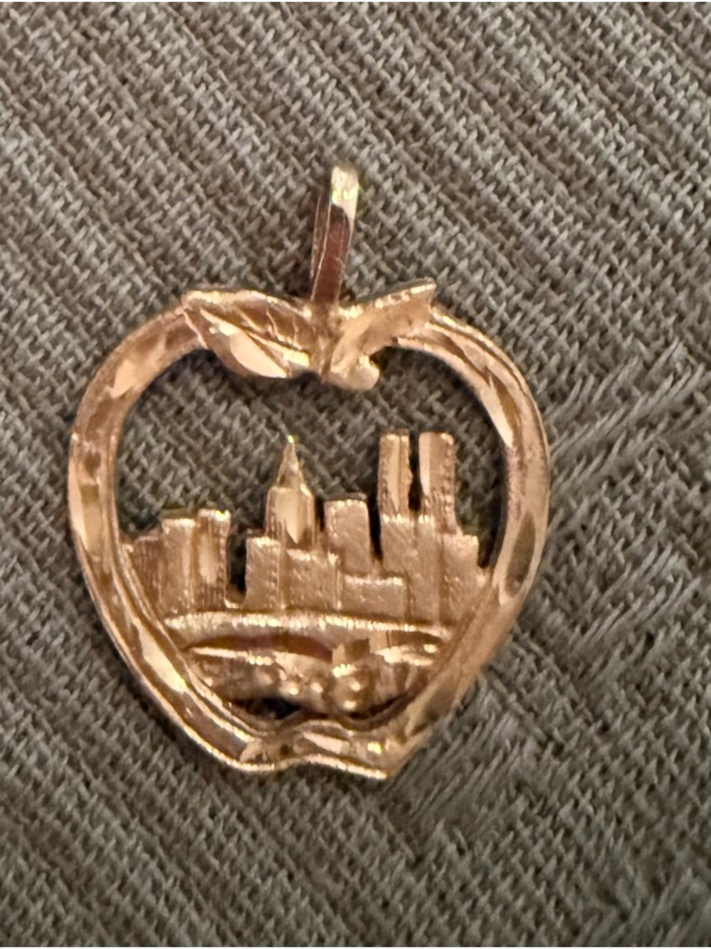 14Kt Vintage Gold Apple City Skyline Pendant Necklace